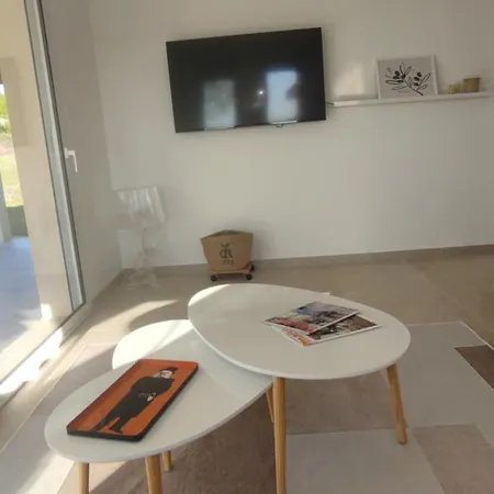 Beautiful Between Uzes & Avignon 펜션 *